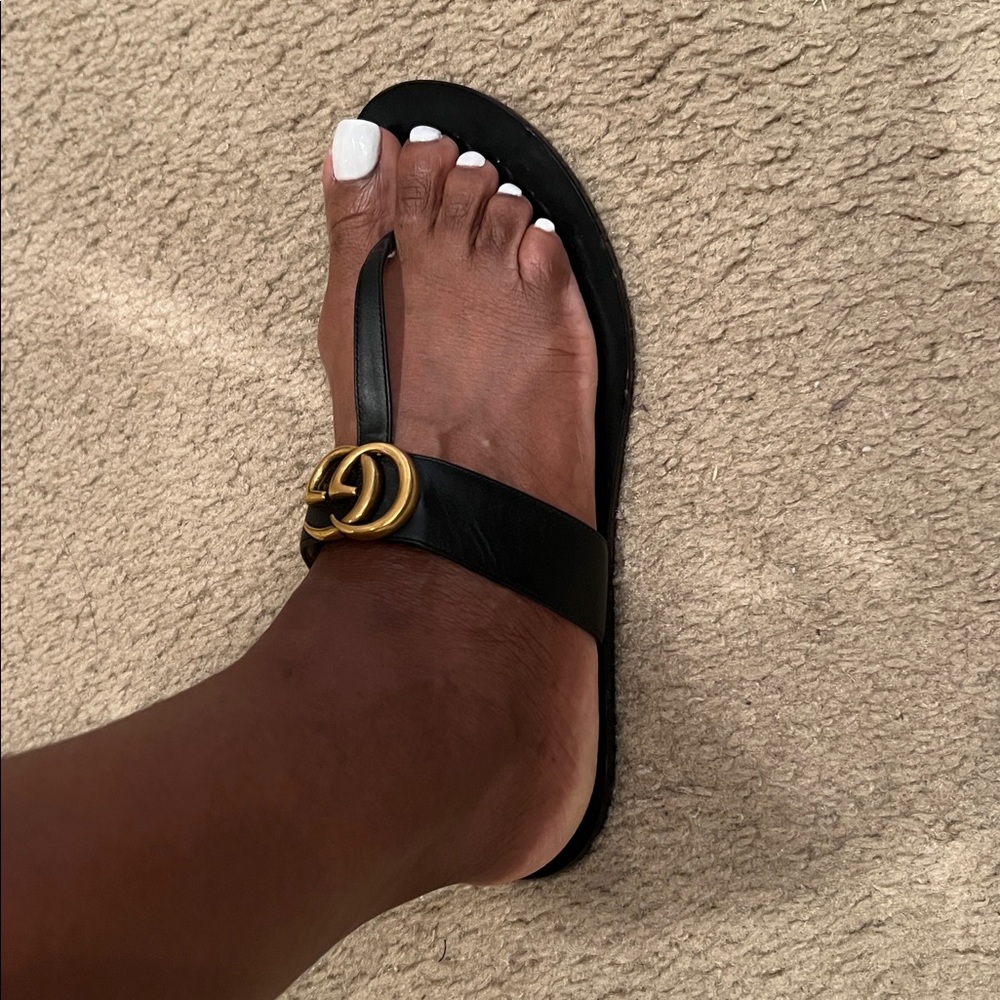 Gucci Black Sandals with Gold Logo - Picture 7 of 10